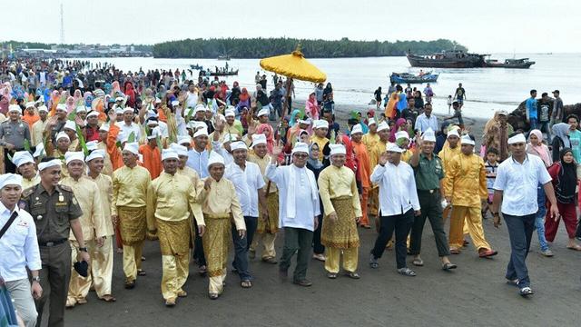 Tradisi Mandi Berdimbar Pada Masyarakat Melayu