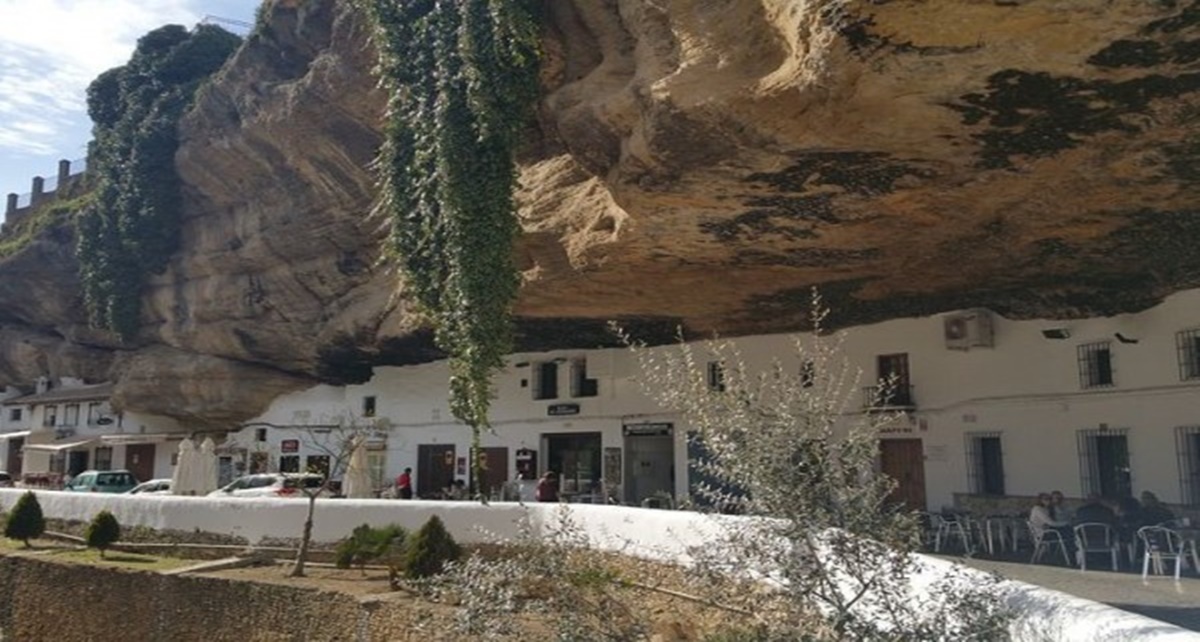 7 Fakta Setenil De Las Bodegas, Kota Eksotis yang Ada di Bawah Batu