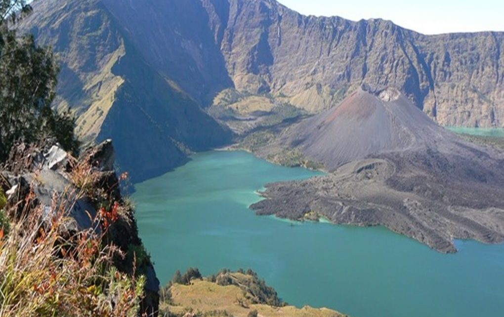 Gunung Paling Angker di Indonesia