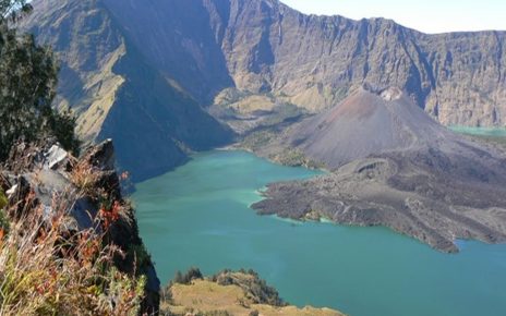 Gunung Paling Angker di Indonesia