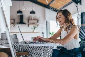 Wanita Menggunakan Laptop Saat Duduk Di Rumah Wanita Muda Duduk Di Dapur  Dan Bekerja Di Laptop Foto Stok - Unduh Gambar Sekarang - iStock
